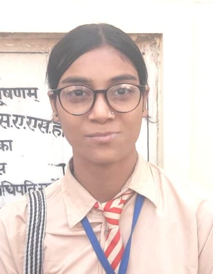 परीक्षा केंद्र के बाहर आते परीक्षार्थी। संवाद परीक्षा केंद्र के बाहर आते परीक्षार्थी। संवाद
