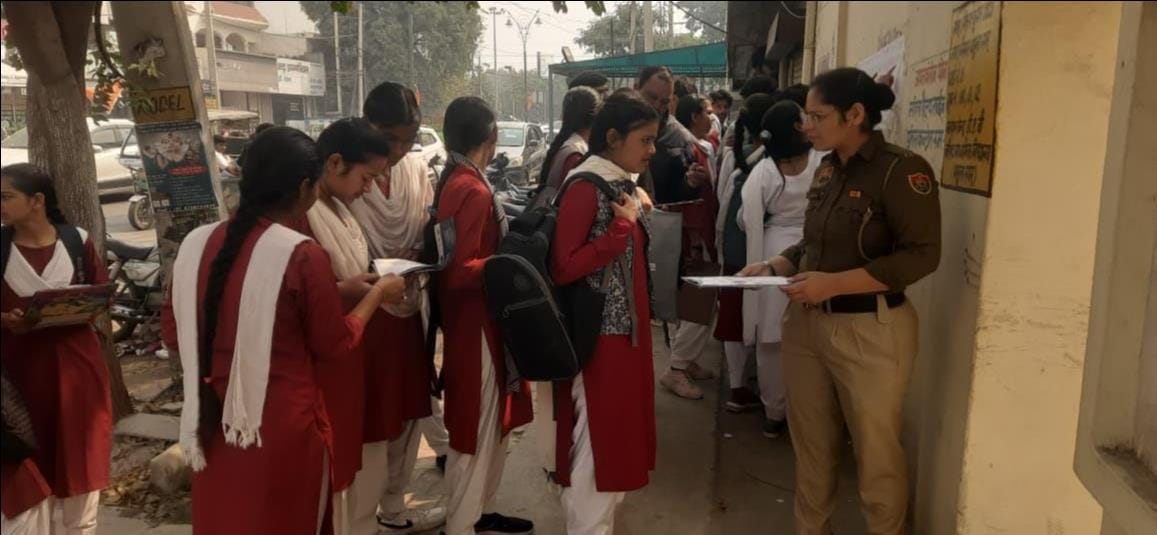 परीक्षा केंद्र के बाहर आते परीक्षार्थी। संवाद परीक्षा केंद्र के बाहर आते परीक्षार्थी। संवाद