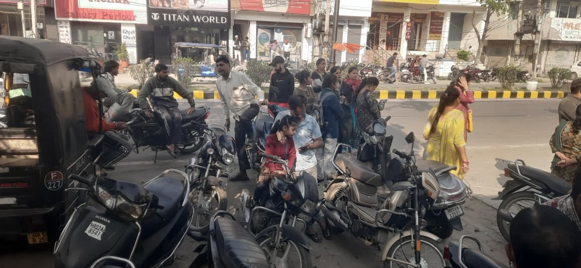 परीक्षा केंद्र के बाहर आते परीक्षार्थी। संवाद परीक्षा केंद्र के बाहर आते परीक्षार्थी। संवाद
