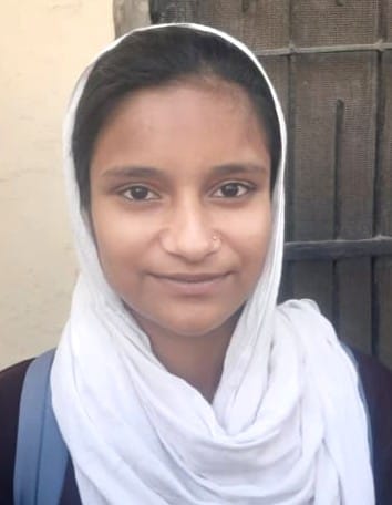 परीक्षा केंद्र के बाहर आते परीक्षार्थी। संवाद परीक्षा केंद्र के बाहर आते परीक्षार्थी। संवाद