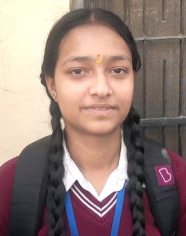 परीक्षा केंद्र के बाहर आते परीक्षार्थी। संवाद परीक्षा केंद्र के बाहर आते परीक्षार्थी। संवाद