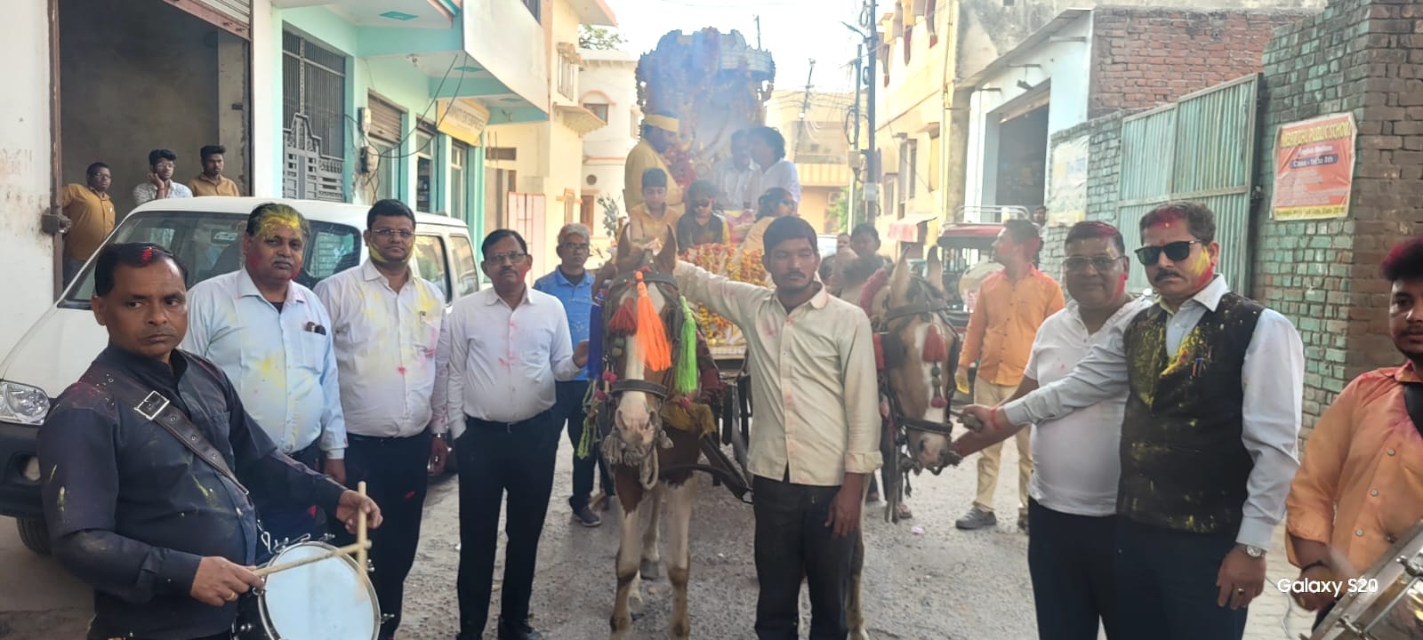 पुरानी बस्ती से होकर निकलती शोभायात्रा। संवाद