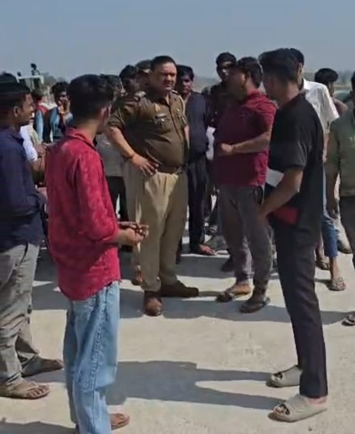 प्रदर्शनकारियों को समझाती पुलिस।