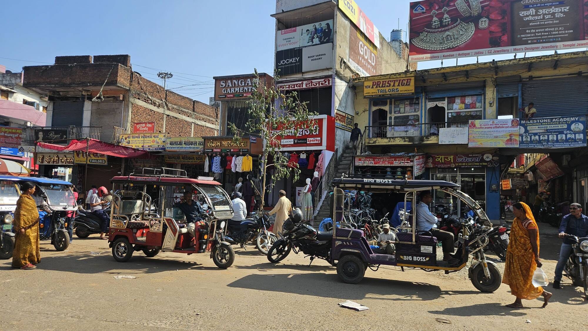 रॉबर्ट्सगंज के चंडी होटल स्थित ट्रांसफार्मर व स्मति द्वार से सटाकर सजाई गई होलिका। संवाद रॉबर्ट्सगंज के चंडी होटल स्थित ट्रांसफार्मर व स्मति द्वार से सटाकर सजाई गई होलिका। संवाद