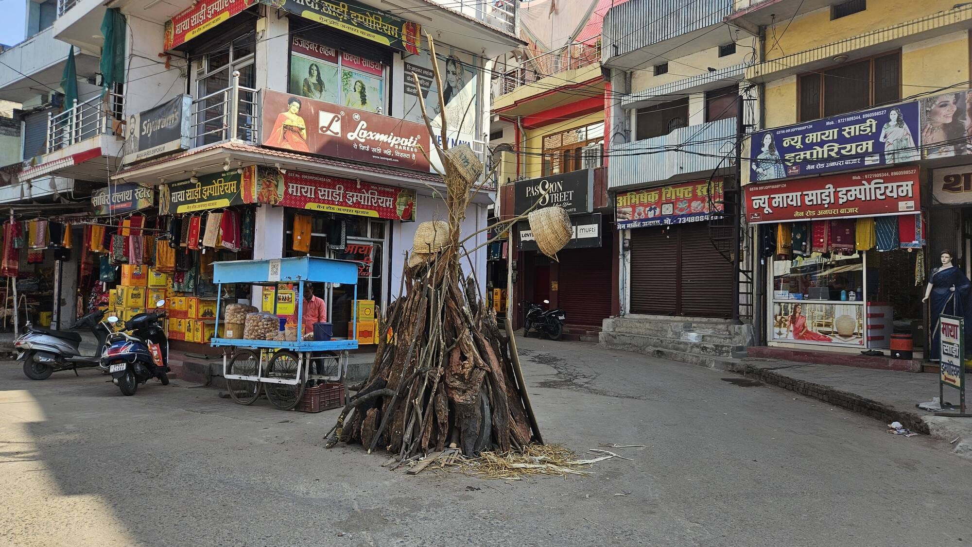 रॉबर्ट्सगंज के चंडी होटल स्थित ट्रांसफार्मर व स्मति द्वार से सटाकर सजाई गई होलिका। संवाद रॉबर्ट्सगंज के चंडी होटल स्थित ट्रांसफार्मर व स्मति द्वार से सटाकर सजाई गई होलिका। संवाद
