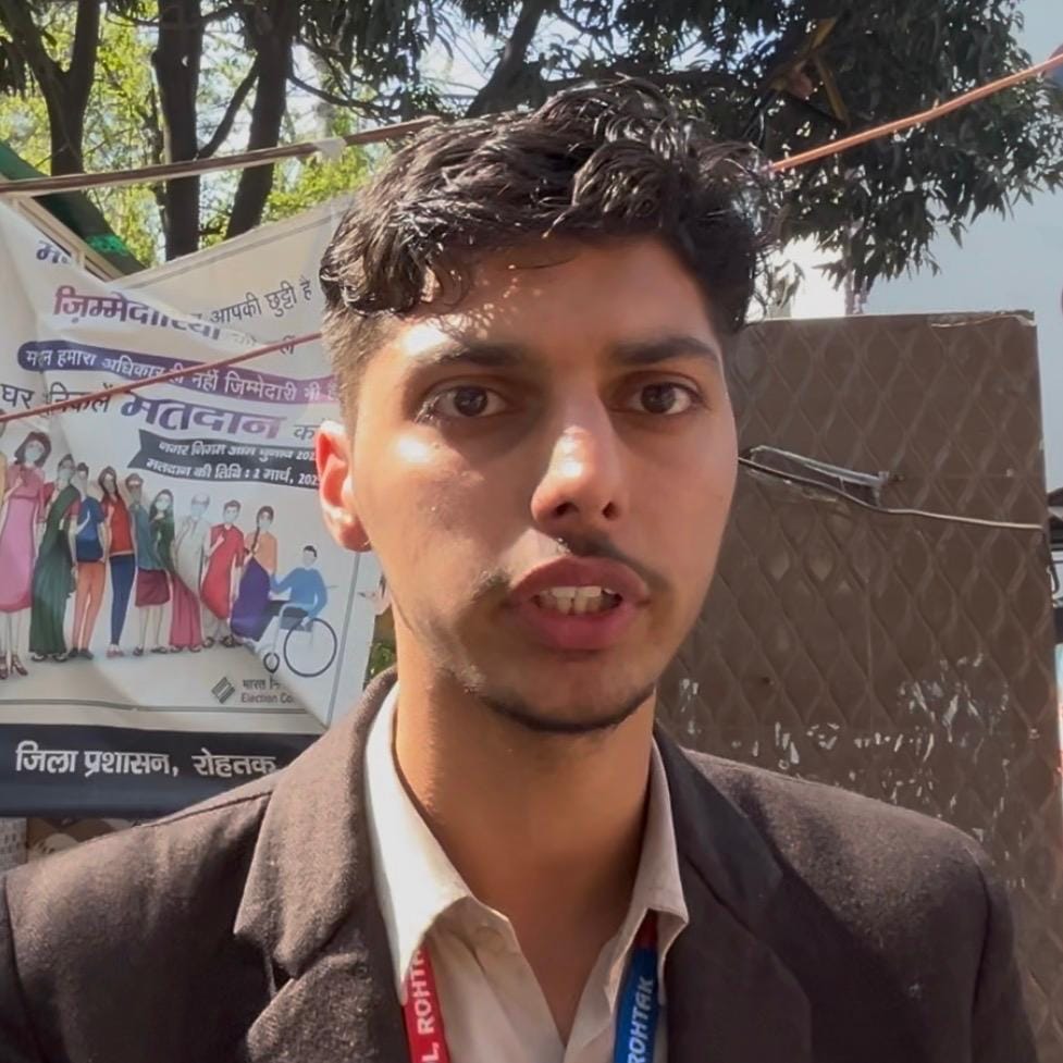 रोहतक के मॉडल स्कूल परीक्षा केंद्र से सीबीएसई 12वीं की भूगोल विषय की परीक्षा देकर लौटते विद्यार