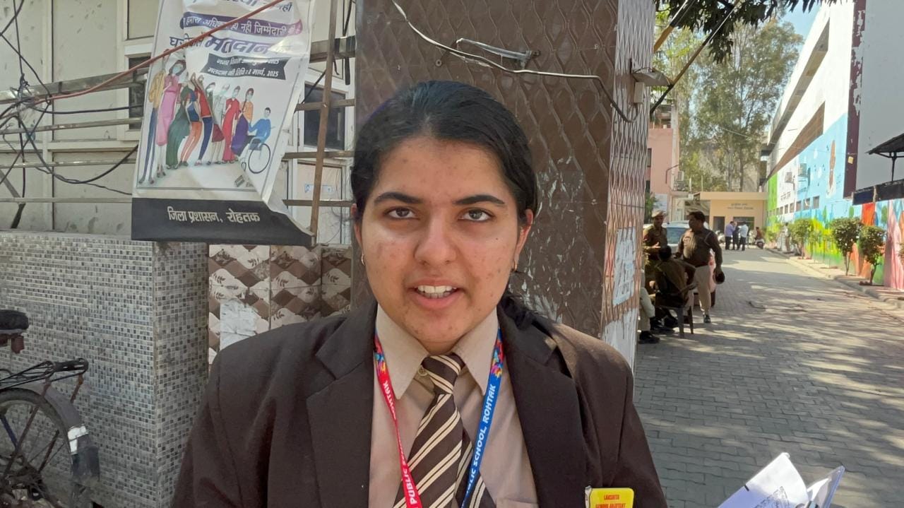 रोहतक के मॉडल स्कूल परीक्षा केंद्र से सीबीएसई 12वीं की भूगोल विषय की परीक्षा देकर लौटते विद्यार