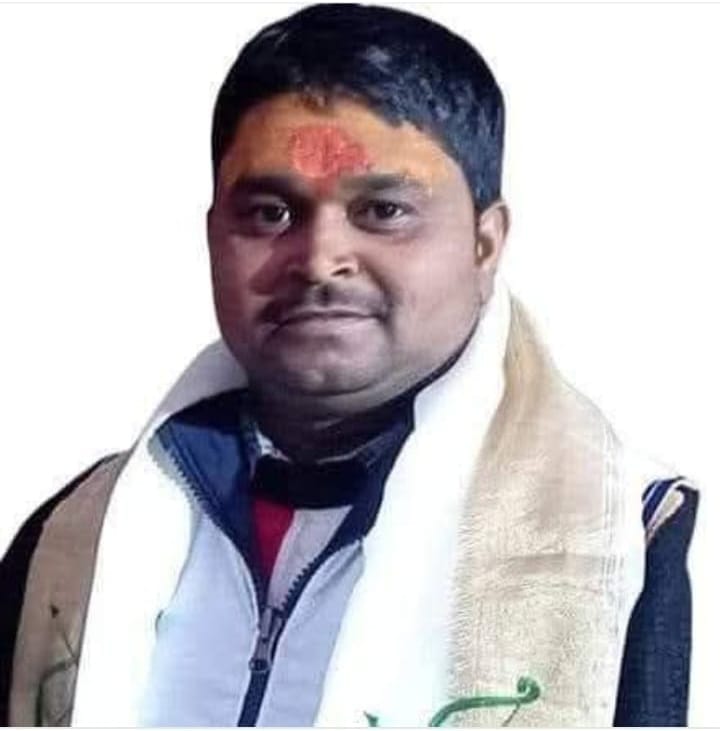 रविंद्र कुमार की फाइल फोटो और बिलखते परिजन। संवाद रविंद्र कुमार की फाइल फोटो और बिलखते परिजन। संवाद