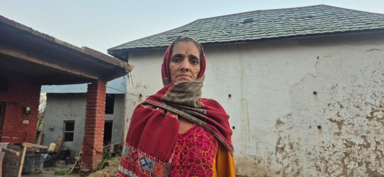 सौर पंचायत में आपदा के बाद स्टोर रूम में बुजुर्ग दंपत्ति का  सामान। संवाद
