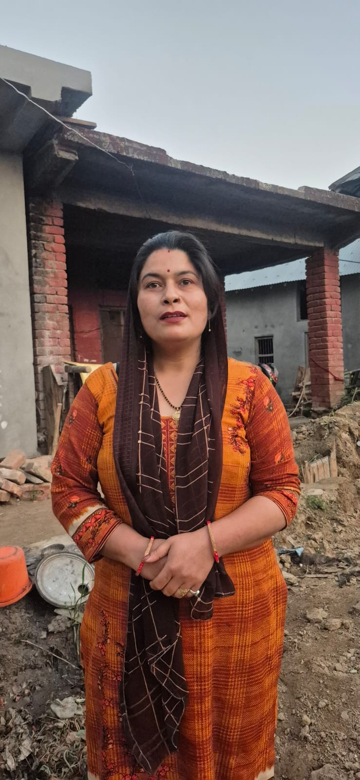सौर पंचायत में आपदा के बाद स्टोर रूम में बुजुर्ग दंपत्ति का  सामान। संवाद