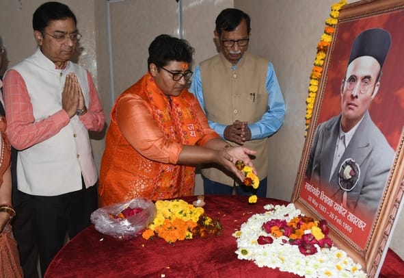 सावकर विचार मंच की ओर से वीर विनायक दामोदर सावरक की पुण्य तिथि पर श्रद्धांजलि सभा हुई। 