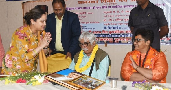सावकर विचार मंच की ओर से वीर विनायक दामोदर सावरक की पुण्य तिथि पर श्रद्धांजलि सभा हुई। 