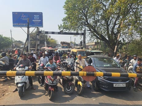 स्योहारा। रेलवे फाटक बंद होने से लगा जाम व जाम में फंसी एम्बुलेंस