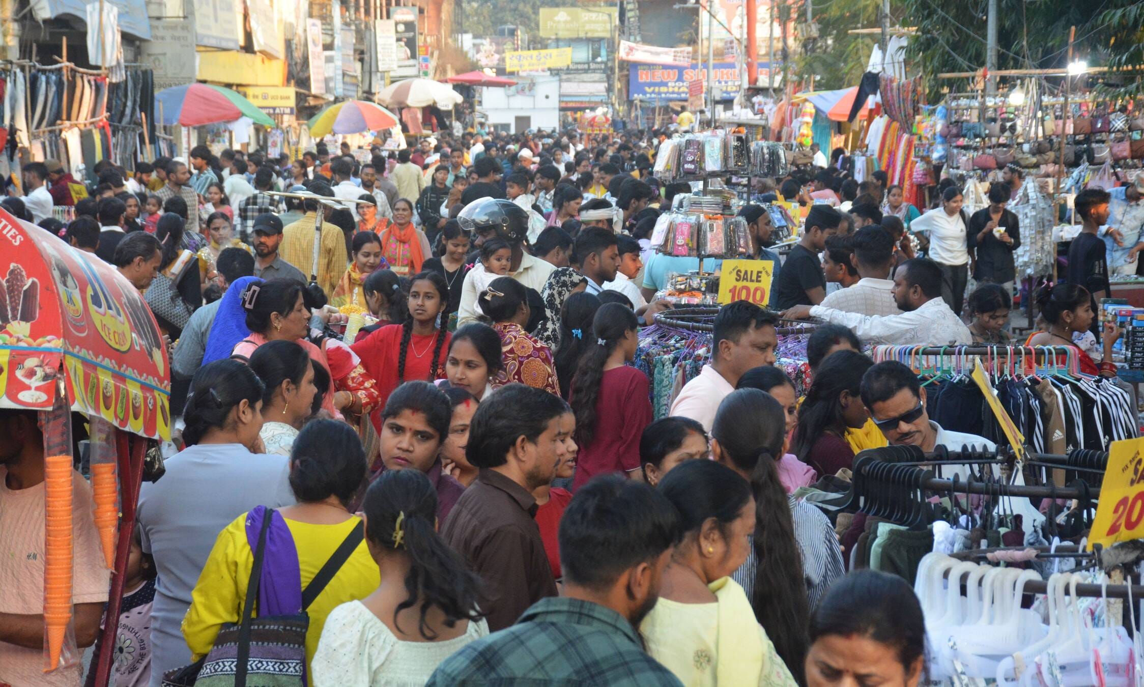 शहर के बाजारों में ठंडाई, पिस्ता, केसरिया, अंजीर, बादाम कैपुचिनो और बादाम केसर जैसे कई नए स्वाद शहर के बाजारों में ठंडाई, पिस्ता, केसरिया, अंजीर, बादाम कैपुचिनो और बादाम केसर जैसे कई नए स्वाद