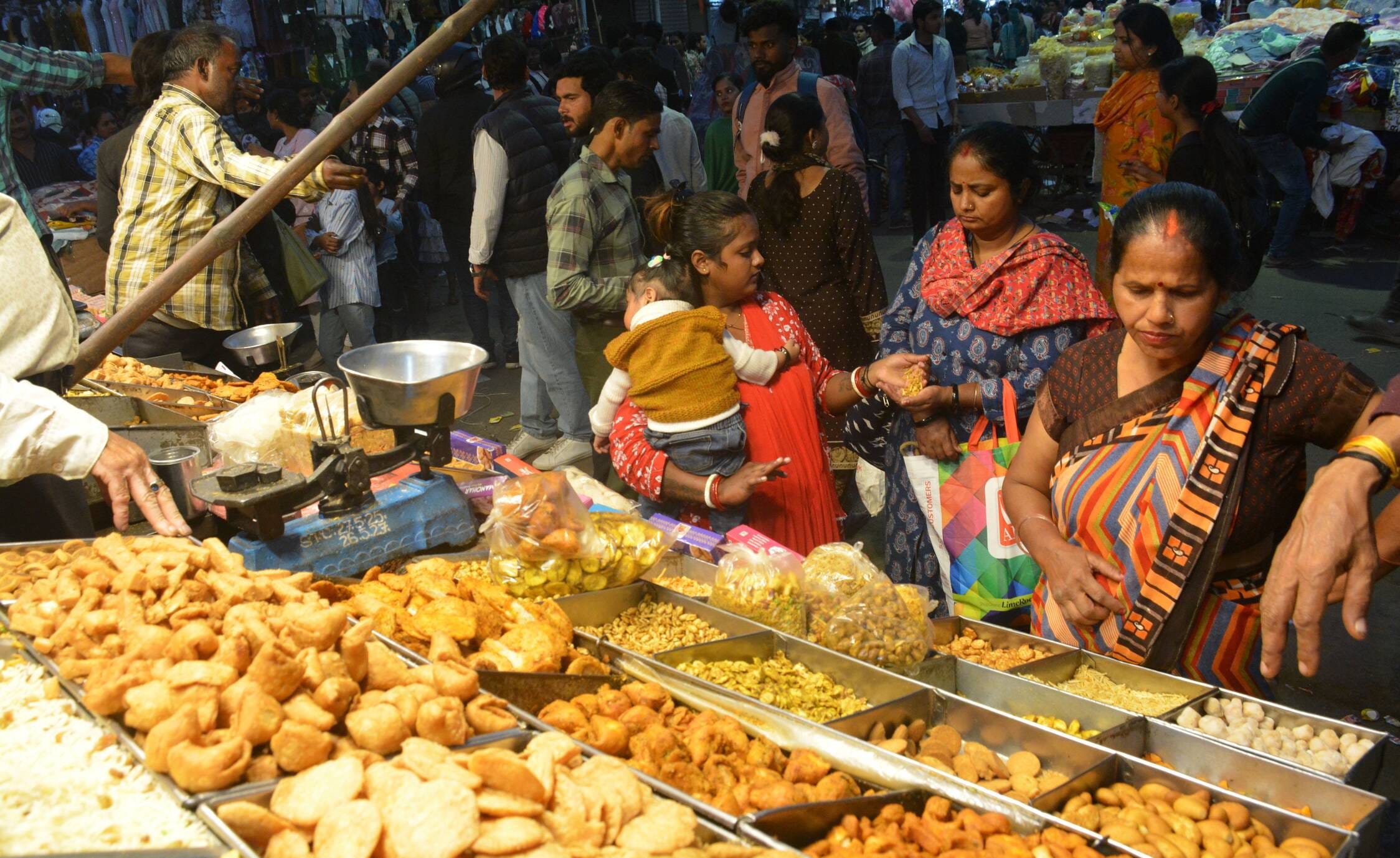 शहर के बाजारों में ठंडाई, पिस्ता, केसरिया, अंजीर, बादाम कैपुचिनो और बादाम केसर जैसे कई नए स्वाद शहर के बाजारों में ठंडाई, पिस्ता, केसरिया, अंजीर, बादाम कैपुचिनो और बादाम केसर जैसे कई नए स्वाद