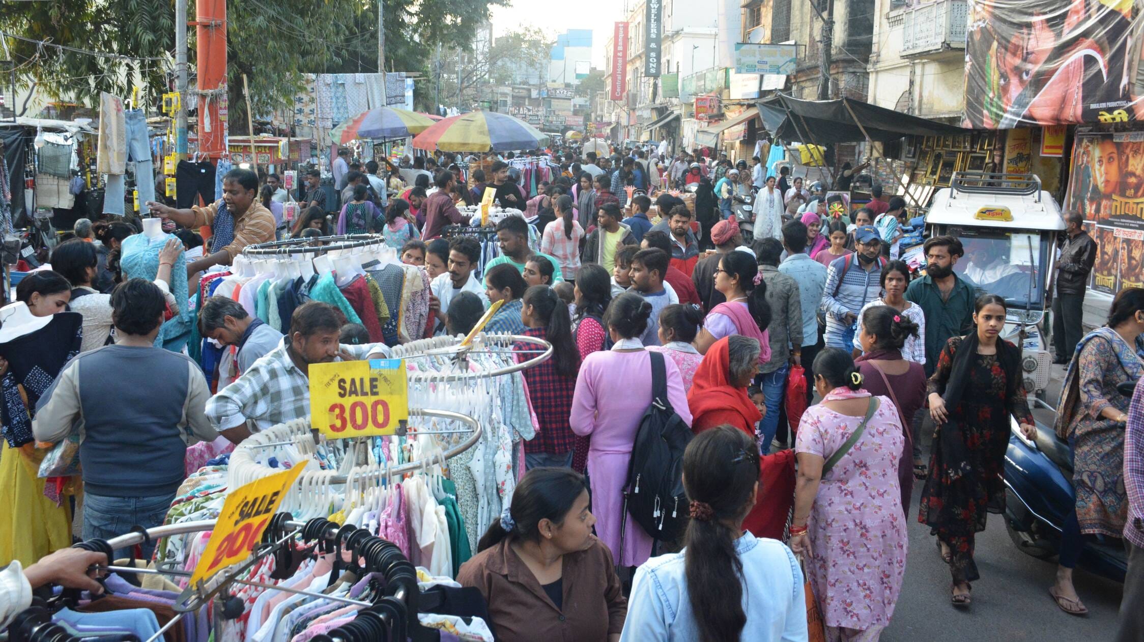 शहर के बाजारों में ठंडाई, पिस्ता, केसरिया, अंजीर, बादाम कैपुचिनो और बादाम केसर जैसे कई नए स्वाद शहर के बाजारों में ठंडाई, पिस्ता, केसरिया, अंजीर, बादाम कैपुचिनो और बादाम केसर जैसे कई नए स्वाद