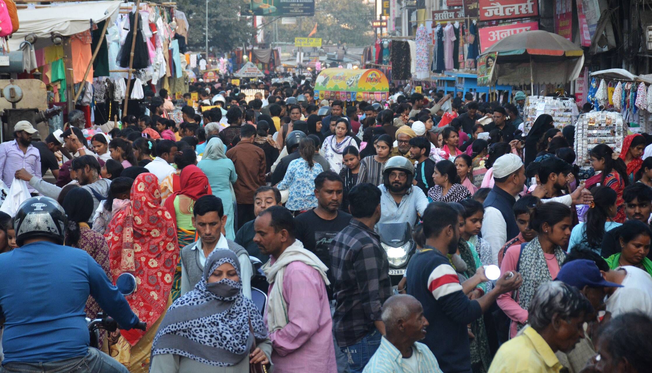 शहर के बाजारों में ठंडाई, पिस्ता, केसरिया, अंजीर, बादाम कैपुचिनो और बादाम केसर जैसे कई नए स्वाद शहर के बाजारों में ठंडाई, पिस्ता, केसरिया, अंजीर, बादाम कैपुचिनो और बादाम केसर जैसे कई नए स्वाद