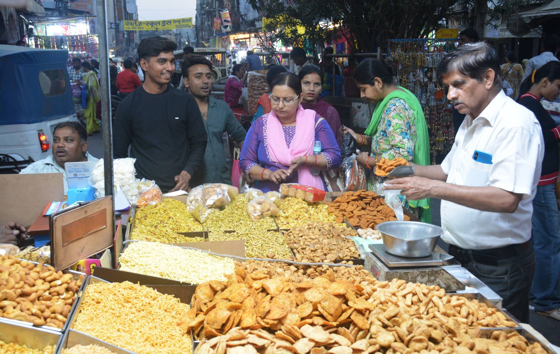 शहर के बाजारों में ठंडाई, पिस्ता, केसरिया, अंजीर, बादाम कैपुचिनो और बादाम केसर जैसे कई नए स्वाद शहर के बाजारों में ठंडाई, पिस्ता, केसरिया, अंजीर, बादाम कैपुचिनो और बादाम केसर जैसे कई नए स्वाद