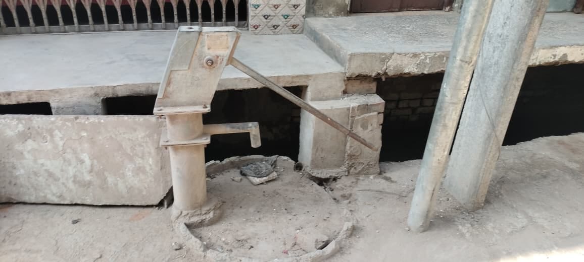 शहर के पटियाली गेट पर खराब पड़ा हैंडपंप। संवाद