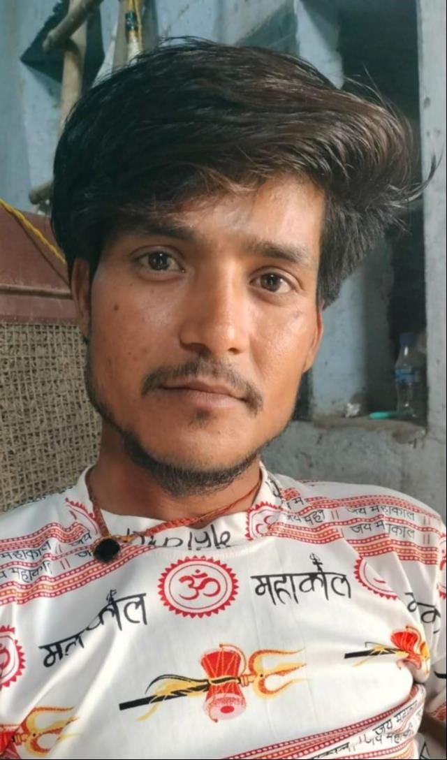 शहर के पटियाली गेट पर खराब पड़ा हैंडपंप। संवाद