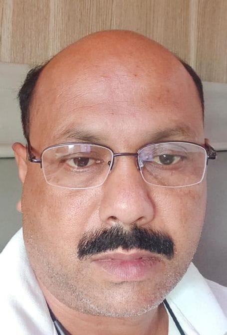 शहीद उद्यान में लगा टूटा हुआ झूला। संवाद शहीद उद्यान में लगा टूटा हुआ झूला। संवाद