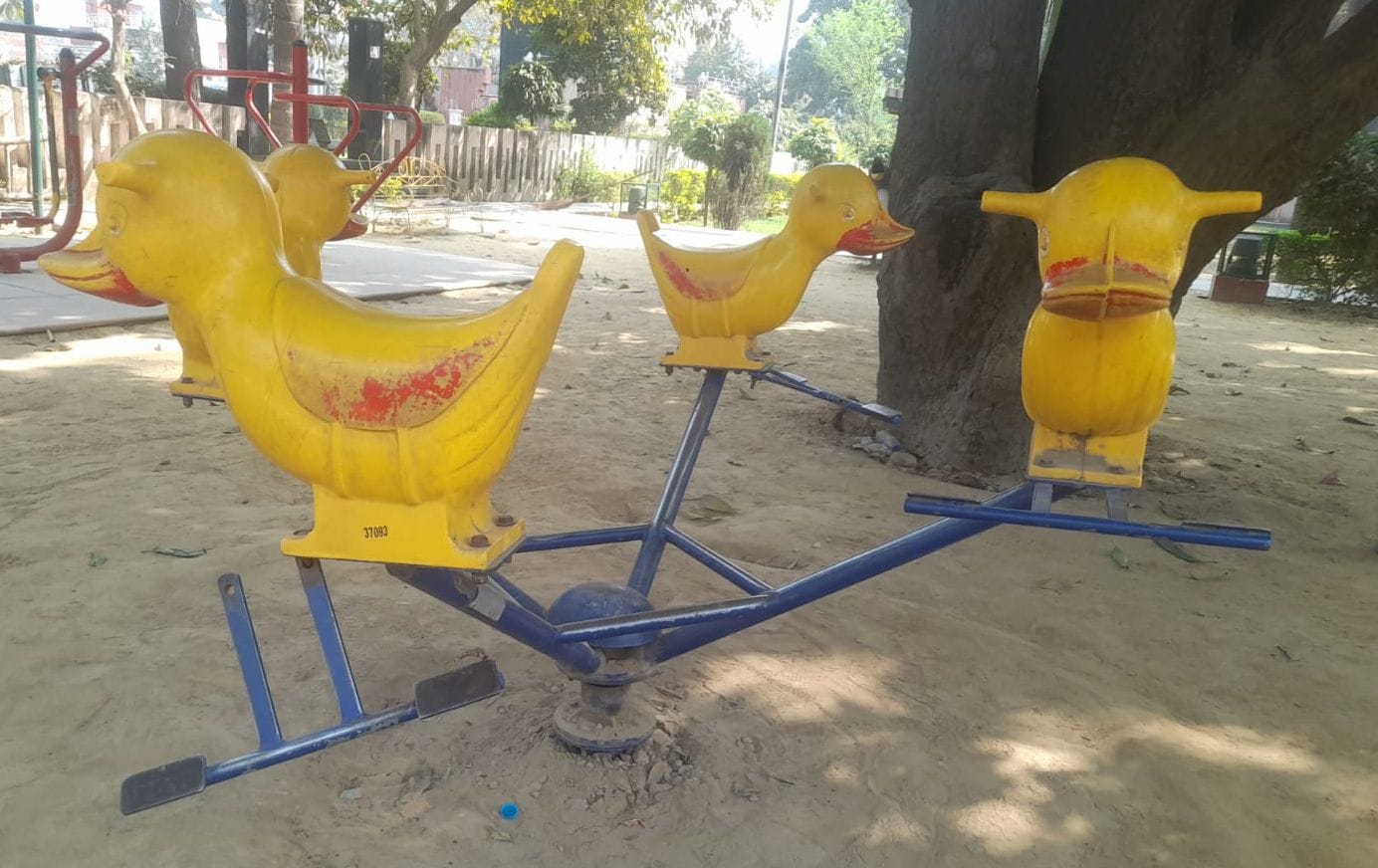 शहीद उद्यान में लगा टूटा हुआ झूला। संवाद शहीद उद्यान में लगा टूटा हुआ झूला। संवाद