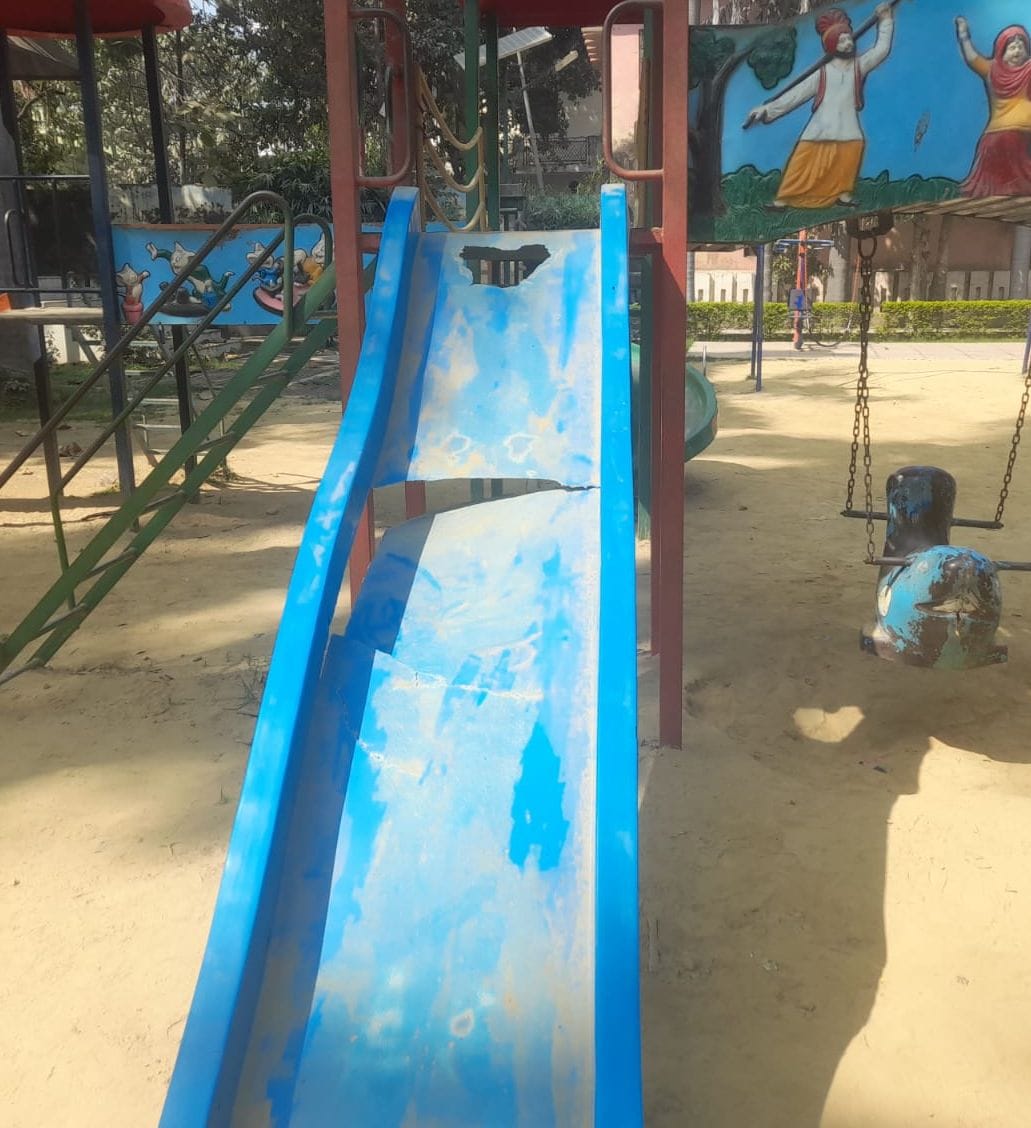 शहीद उद्यान में लगा टूटा हुआ झूला। संवाद शहीद उद्यान में लगा टूटा हुआ झूला। संवाद