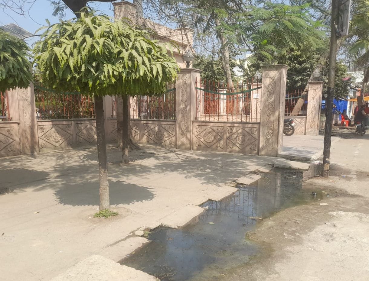 शहीद उद्यान में लगा टूटा हुआ झूला। संवाद शहीद उद्यान में लगा टूटा हुआ झूला। संवाद