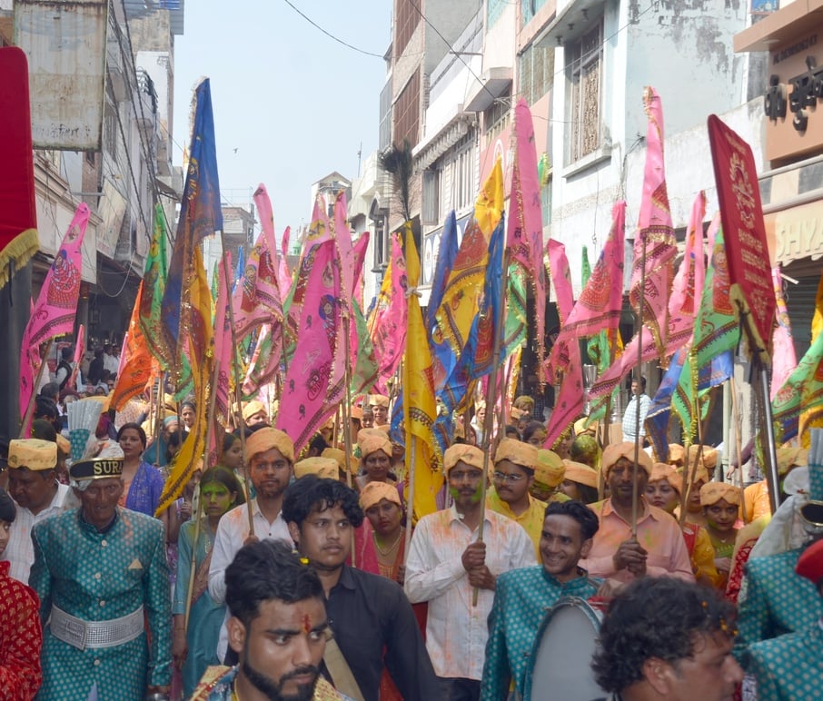 शामली में खाटूश्याम की निशान यात्रा में झूमते   श्रद्धालु  । संवाद