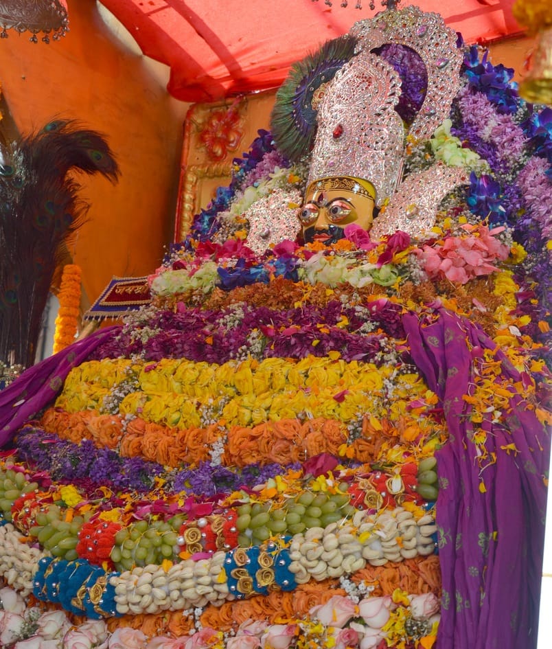 शामली में खाटूश्याम की निशान यात्रा में झूमते   श्रद्धालु  । संवाद