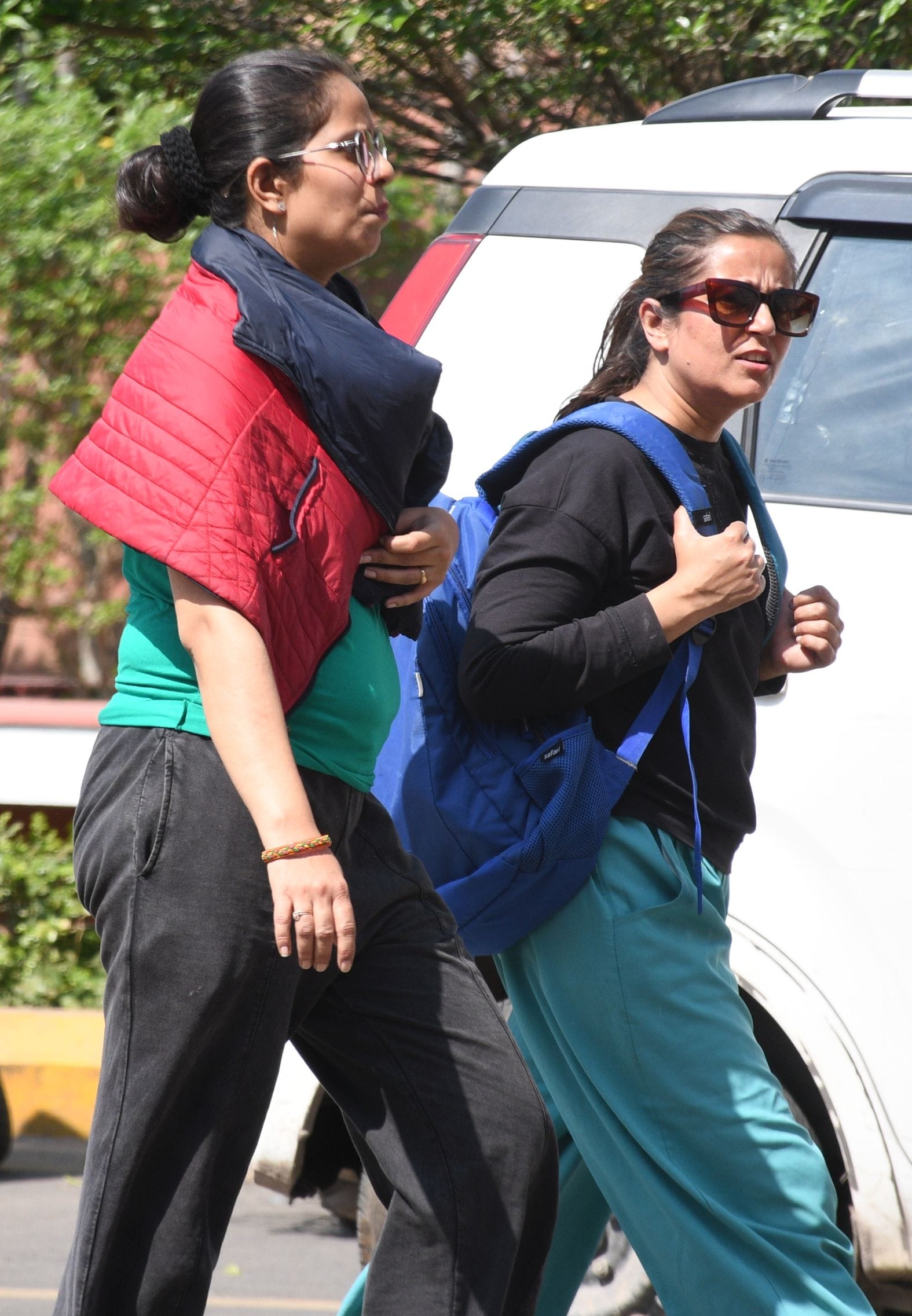 तेज गर्मी से लोग परेशान दिखे।