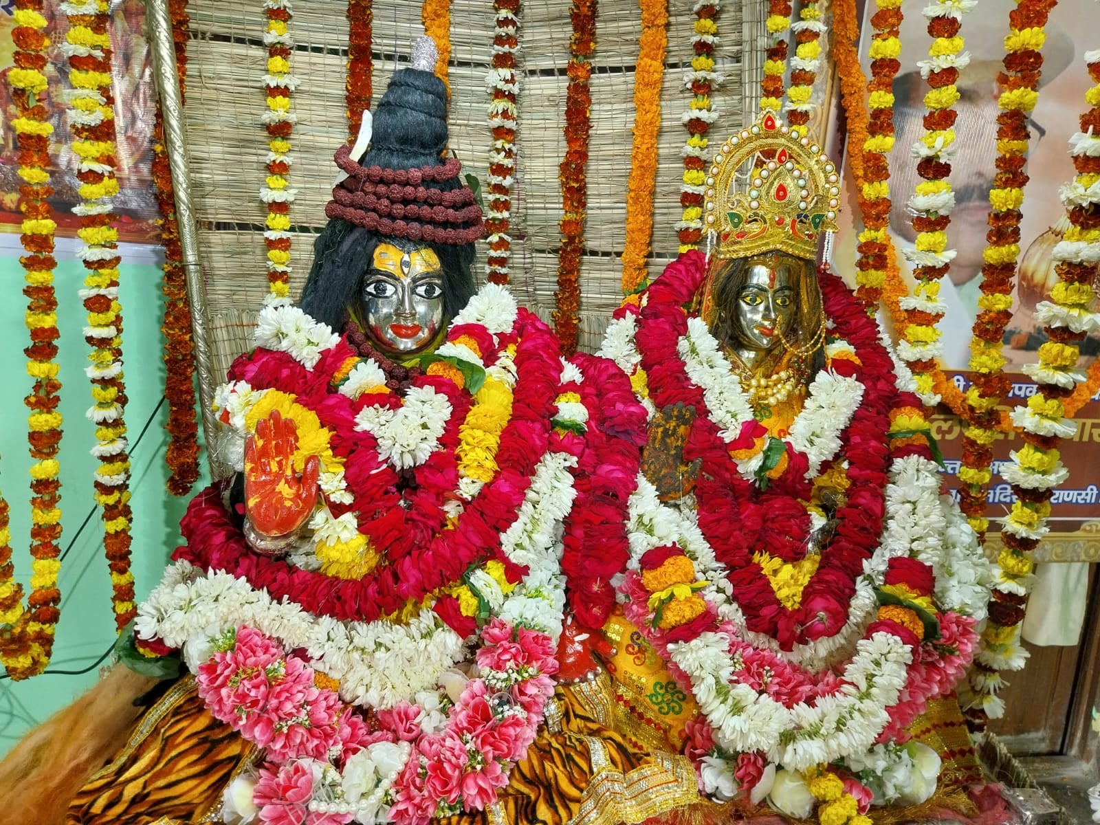 वाराणसी में बृहस्पतिवार को दशाश्वमेध टेड़ीनीम स्थित पूर्व मंहत आवास पर मां गौरा व बाबा के स वाराणसी में बृहस्पतिवार को दशाश्वमेध टेड़ीनीम स्थित पूर्व मंहत आवास पर मां गौरा व बाबा के स