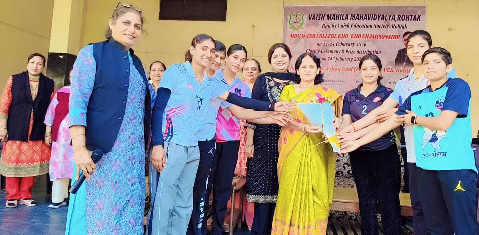 11-वैश्य महिला महाविद्यालय में हुई वार्षिक खेलकूद प्रतियोगिता के लंबी कूद मुकाबले में प्रतिभा द