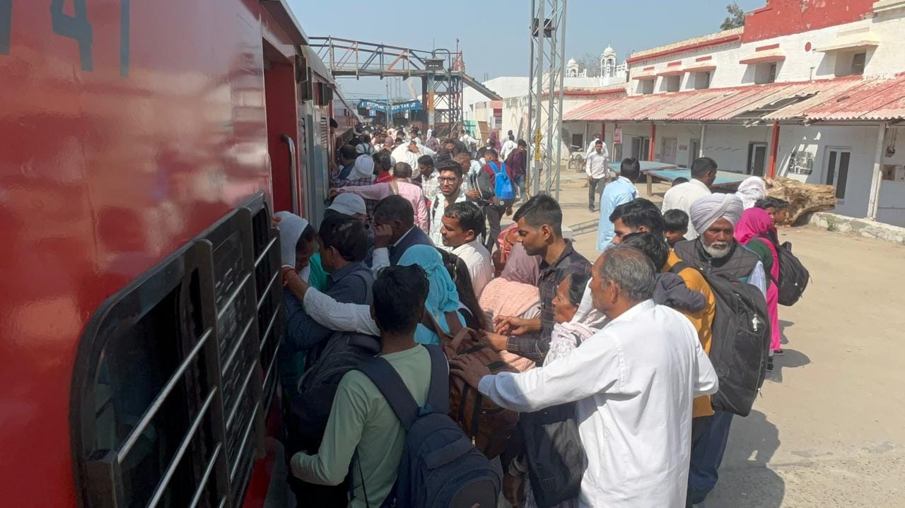13-रोहतक रेलवे स्टेशन पर नवयुग एक्सप्रेस के डिब्बे के दरवाजे में सवार यात्री। संवाद 13-रोहतक रेलवे स्टेशन पर नवयुग एक्सप्रेस के डिब्बे के दरवाजे में सवार यात्री। संवाद