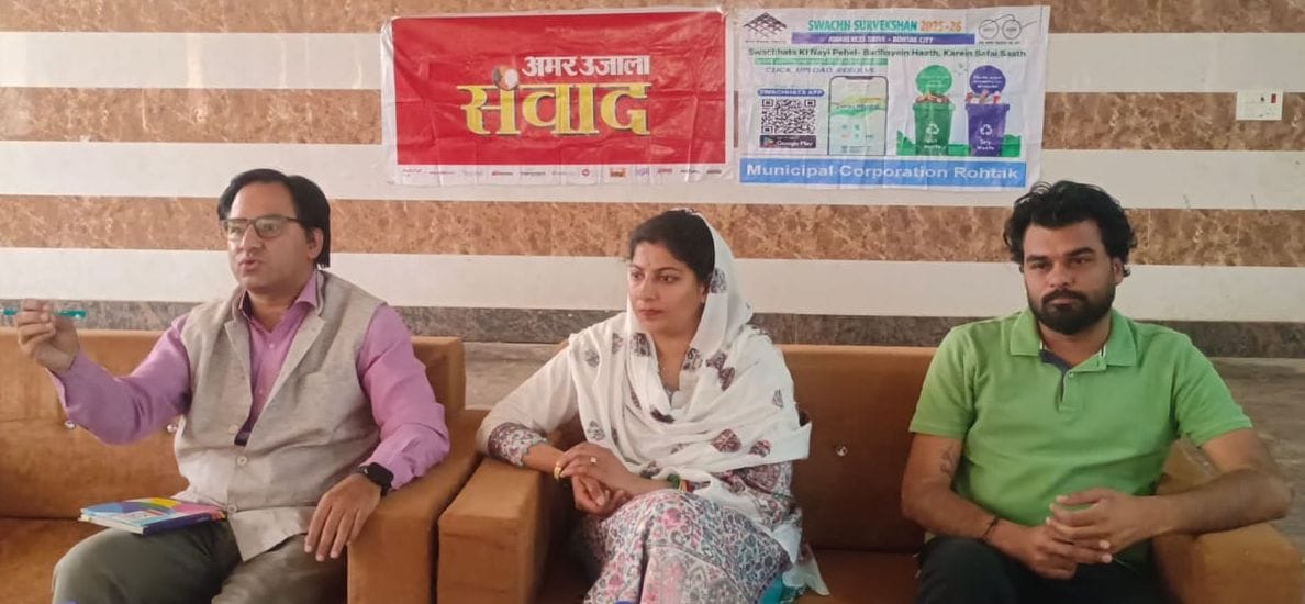 19-नगर निगम के वार्ड 8 में अमर उजाला के जन संवाद कार्यक्रम के दौरान अपनी समस्या बताते हुए सूर्य