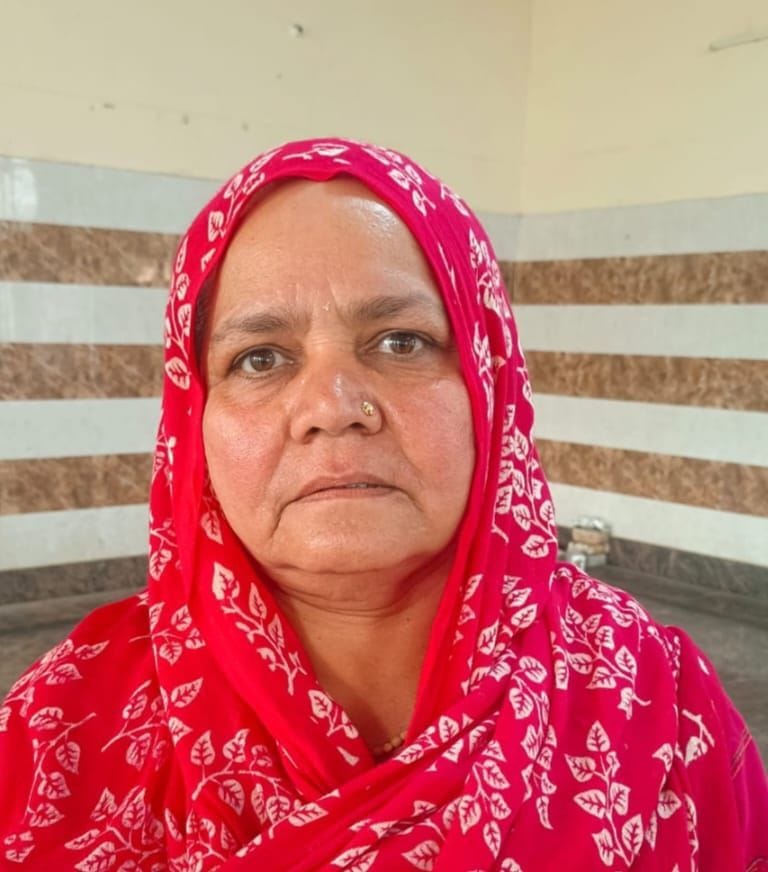19-नगर निगम के वार्ड 8 में अमर उजाला के जन संवाद कार्यक्रम के दौरान अपनी समस्या बताते हुए सूर्य