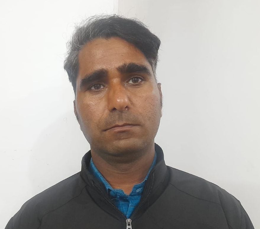 27जेएनडी14: शहर में मिठाई की दुकान पर रखी गुजिया। संवाद
