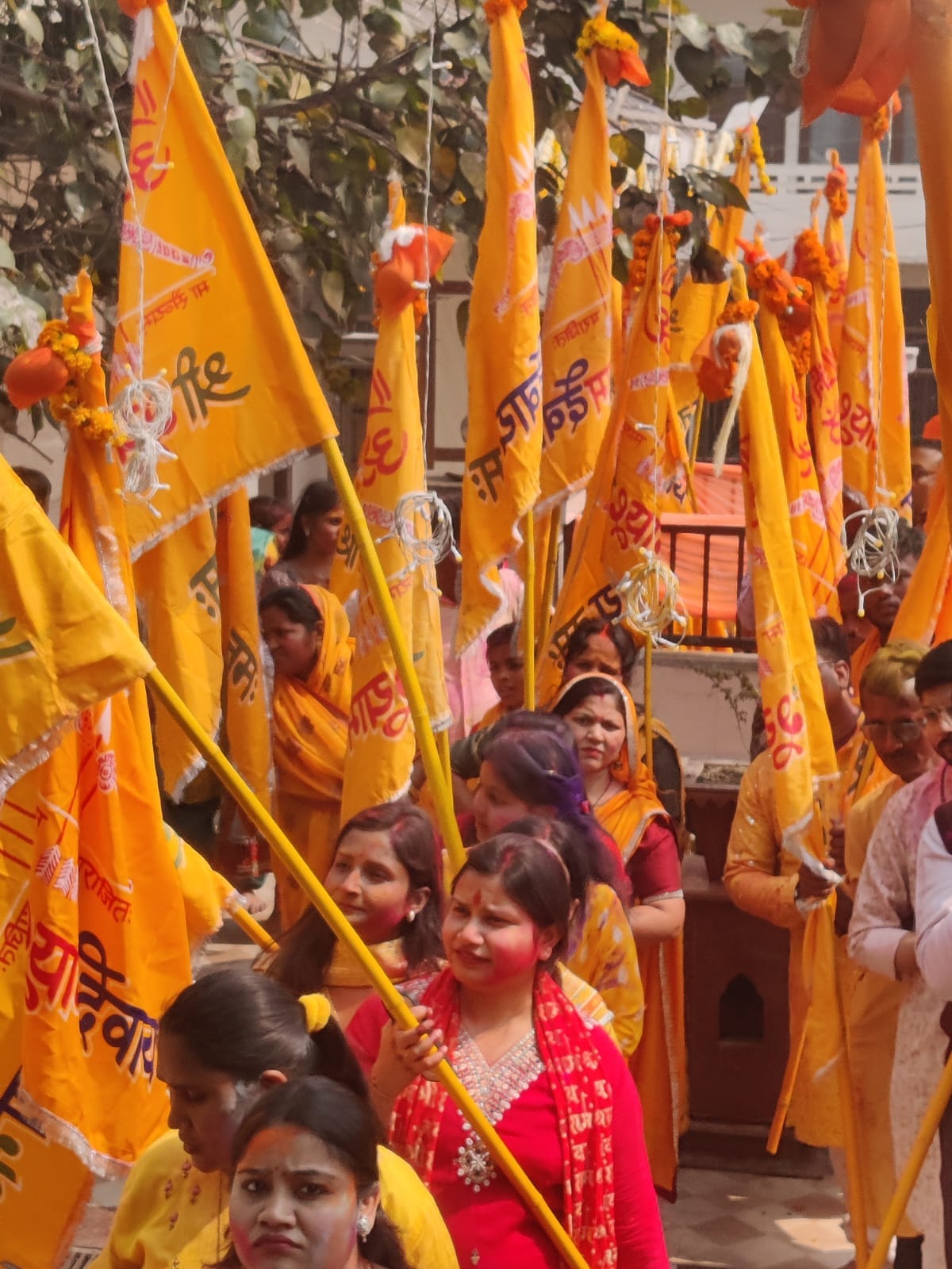 बढ़नी में निकाली गई निशान शोभायात्रा में कार्यक्रम का मंचन करते कलाकार। संवाद