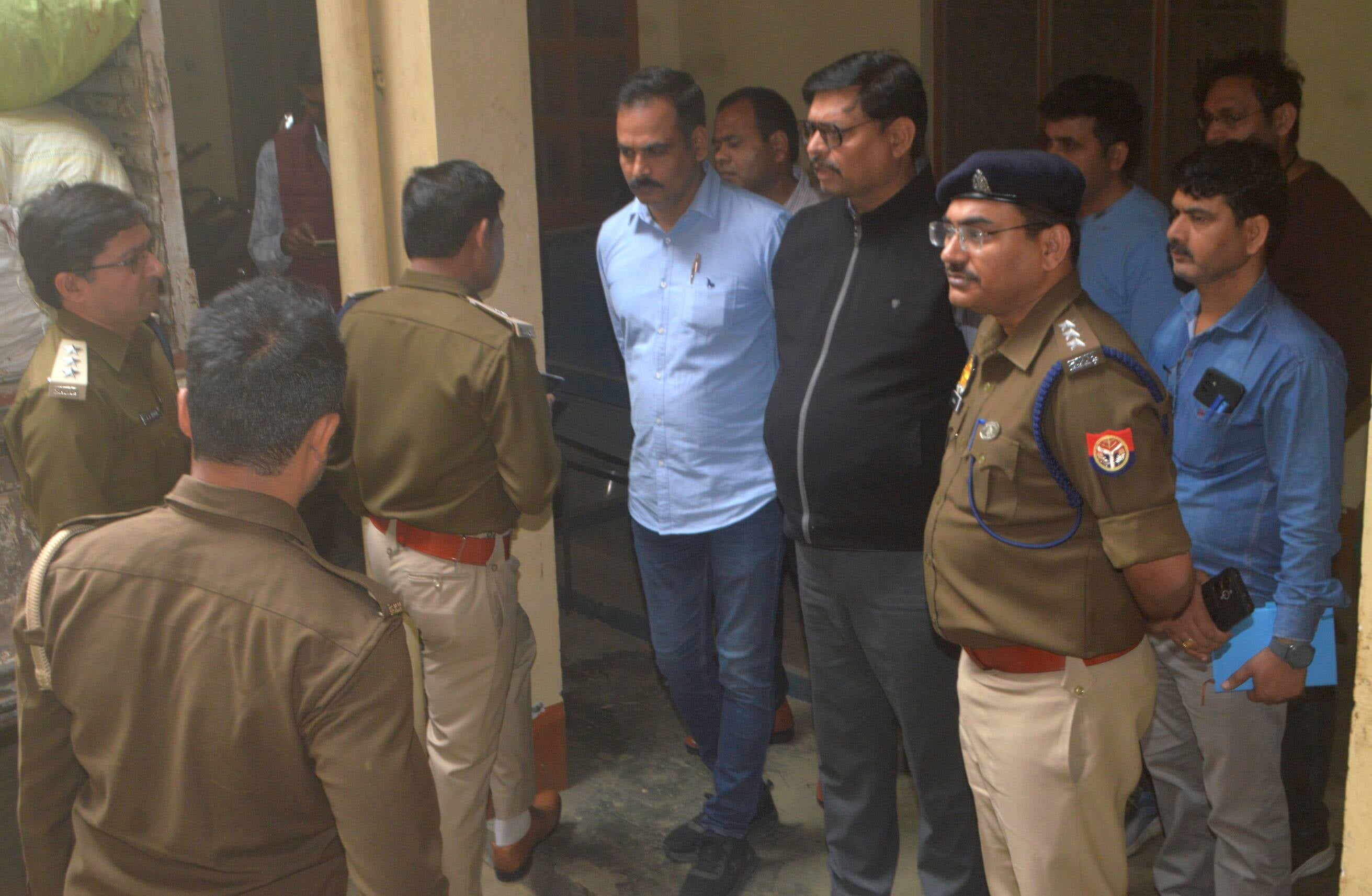 फोटो-01- आयुर्वेदिक दवा बनाने वाली फैक्टरी में डीसीएम में लदी भांग की जांच करते पुलिसकर्मी। संव फोटो-01- आयुर्वेदिक दवा बनाने वाली फैक्टरी में डीसीएम में लदी भांग की जांच करते पुलिसकर्मी। संव
