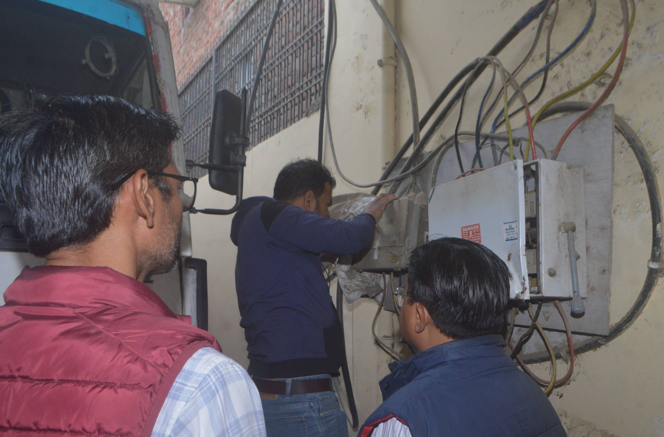 फोटो-01- आयुर्वेदिक दवा बनाने वाली फैक्टरी में डीसीएम में लदी भांग की जांच करते पुलिसकर्मी। संव फोटो-01- आयुर्वेदिक दवा बनाने वाली फैक्टरी में डीसीएम में लदी भांग की जांच करते पुलिसकर्मी। संव