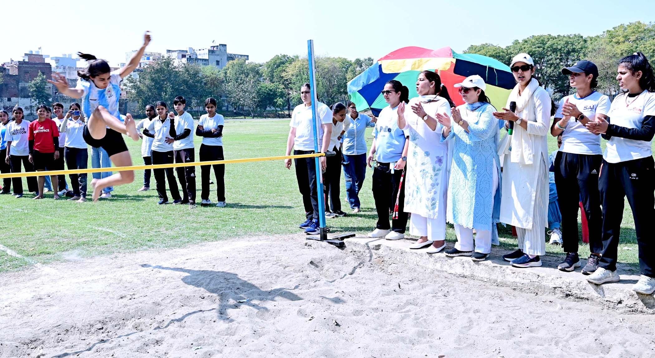 फोटो 03: सोनीपत के टीकाराम कन्या महाविद्यालय में आयोजित वार्षिक खेलकूद प्रतियोगिता के दौरान दौड