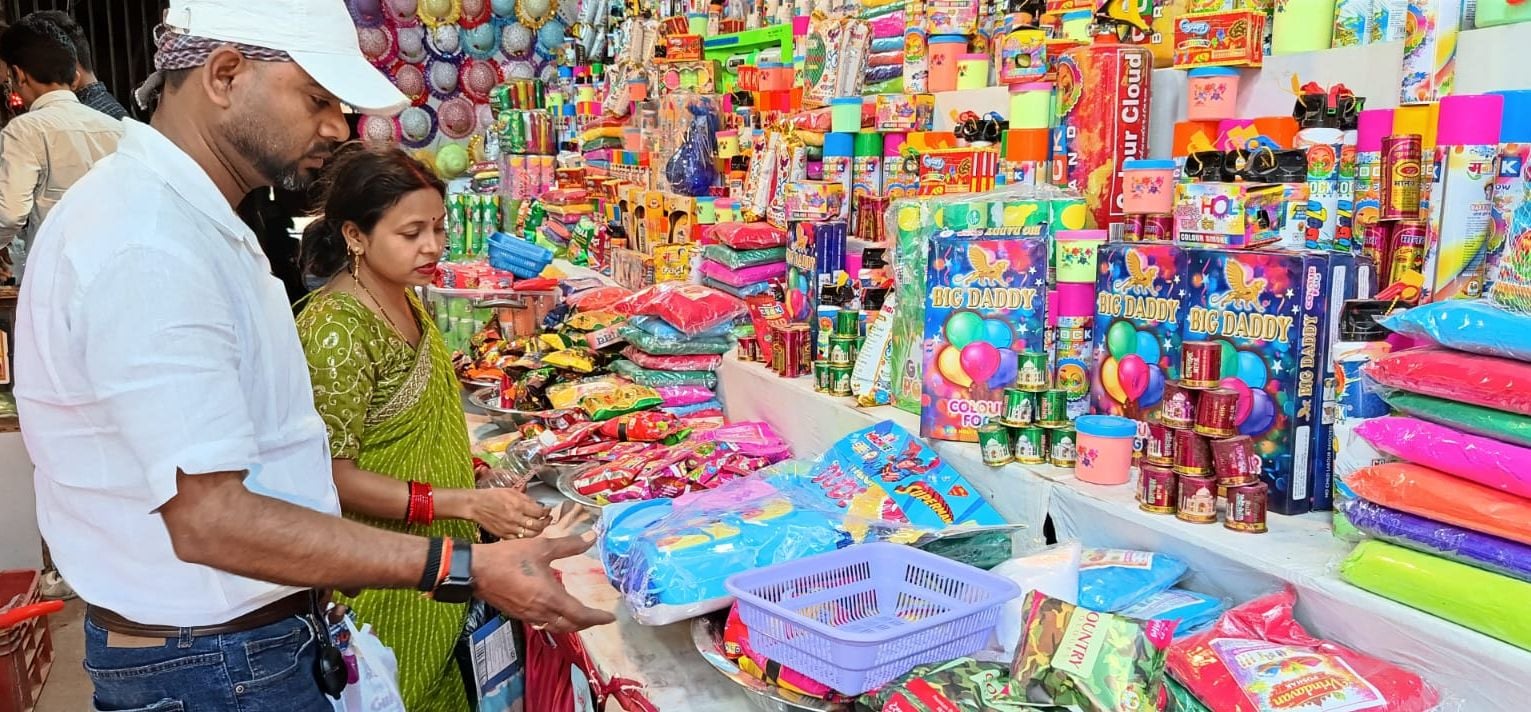 फोटो-10-दुकान में रंग व गुलाल की खरीदारी करते लोग। संवाद फोटो-10-दुकान में रंग व गुलाल की खरीदारी करते लोग। संवाद