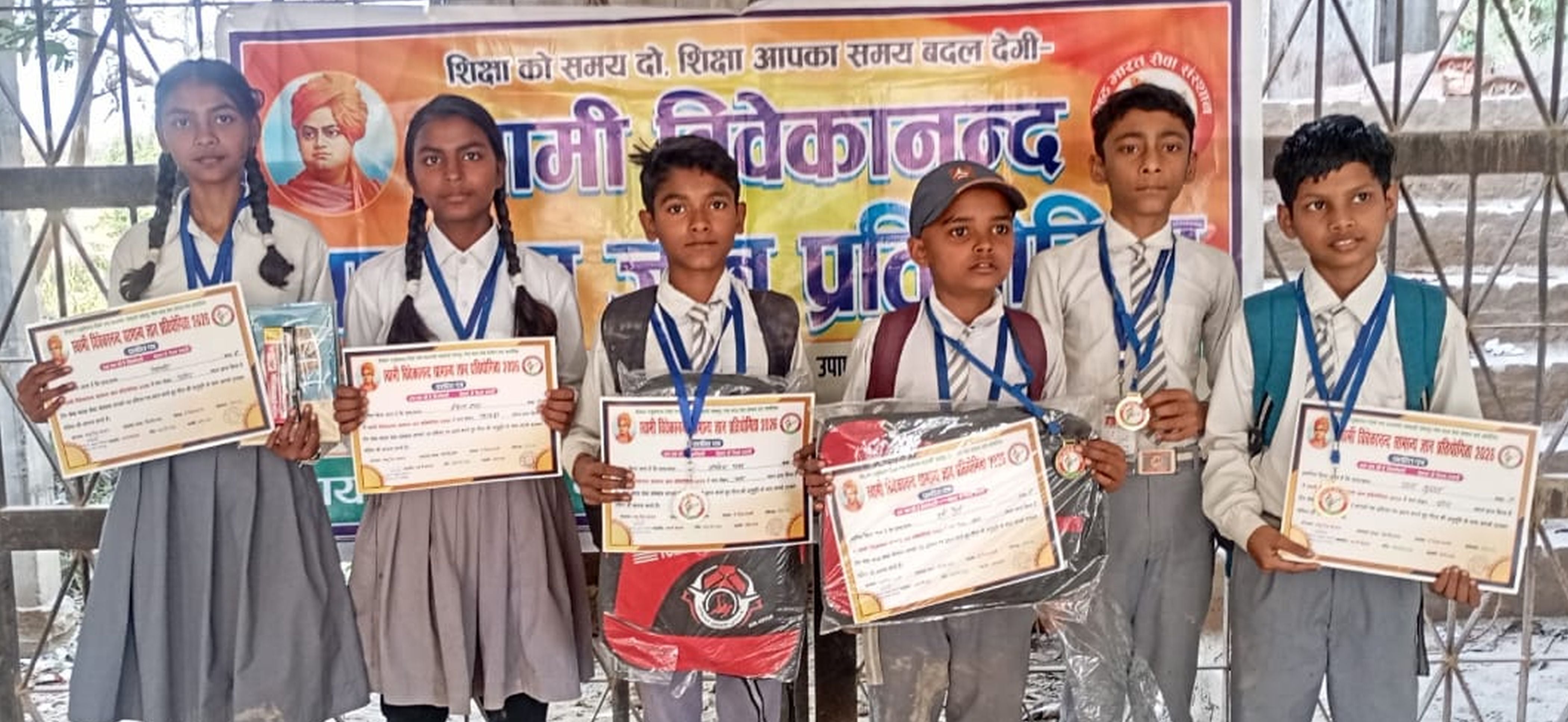 फोटो-15-प्रमाणपत्र दिखाते छात्र-छात्राएं। संवाद फोटो-15-प्रमाणपत्र दिखाते छात्र-छात्राएं। संवाद