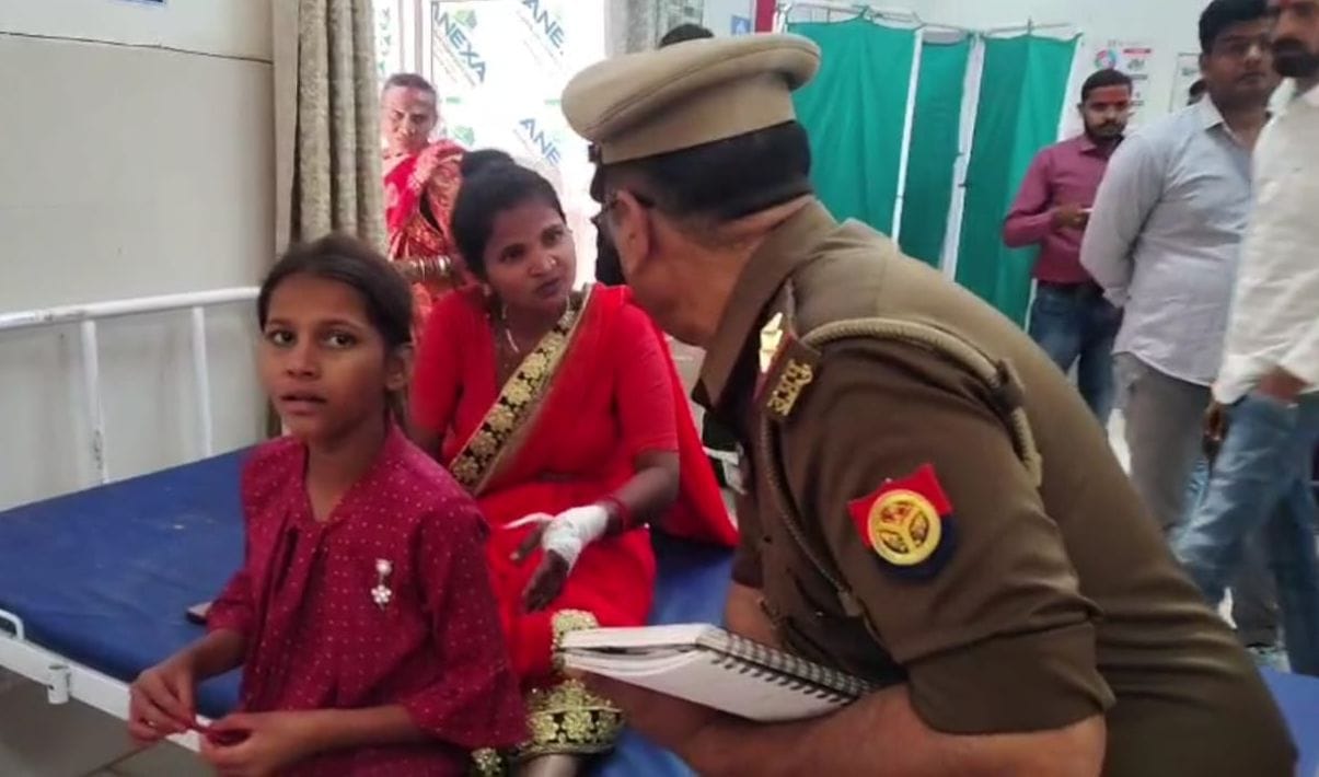 फोटो-16- सीएचसी में भर्ती हादसे में घायल हुए लोग। संवाद फोटो-16- सीएचसी में भर्ती हादसे में घायल हुए लोग। संवाद