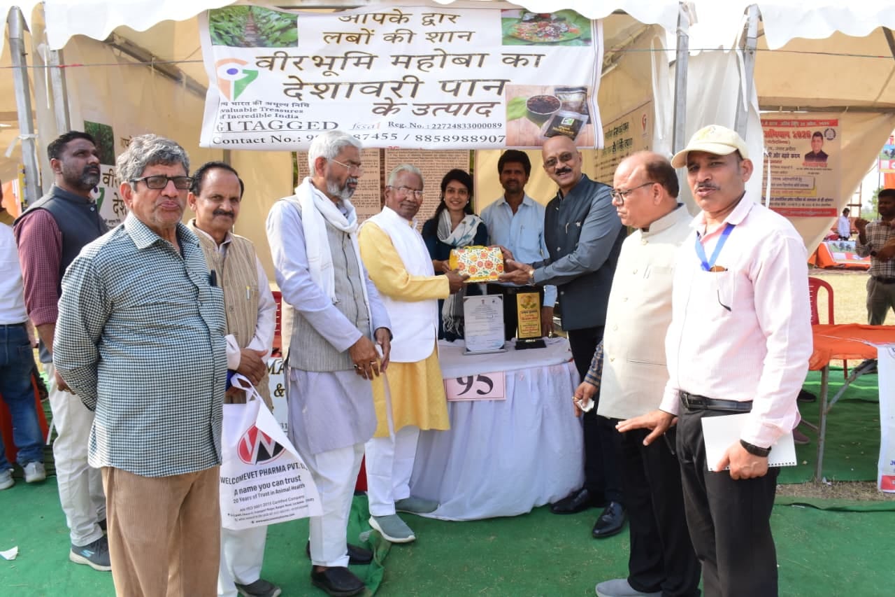 फोटो- 21 प्रतियोगिता के विजयी प्रतिभागियों को सम्मानित करते बुंदेलखंड विकास बोर्ड के अध्यक्ष। स