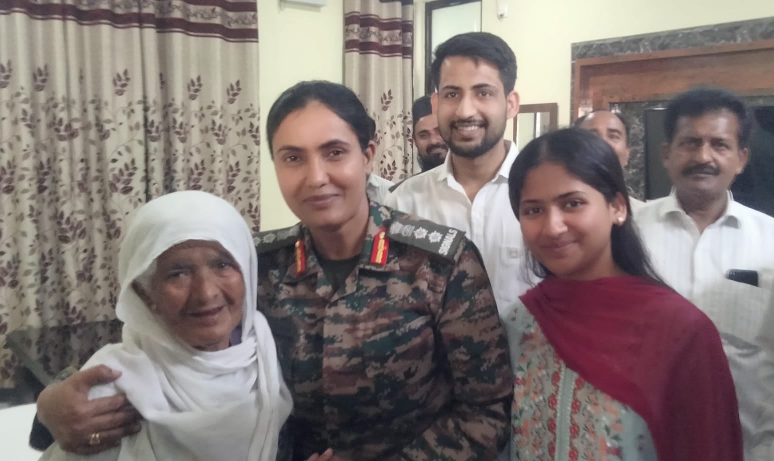 फोटो 28 एचएएमपी 31- वीर नारी को सम्मानित करते सेना के अधिकारी। संवाद
