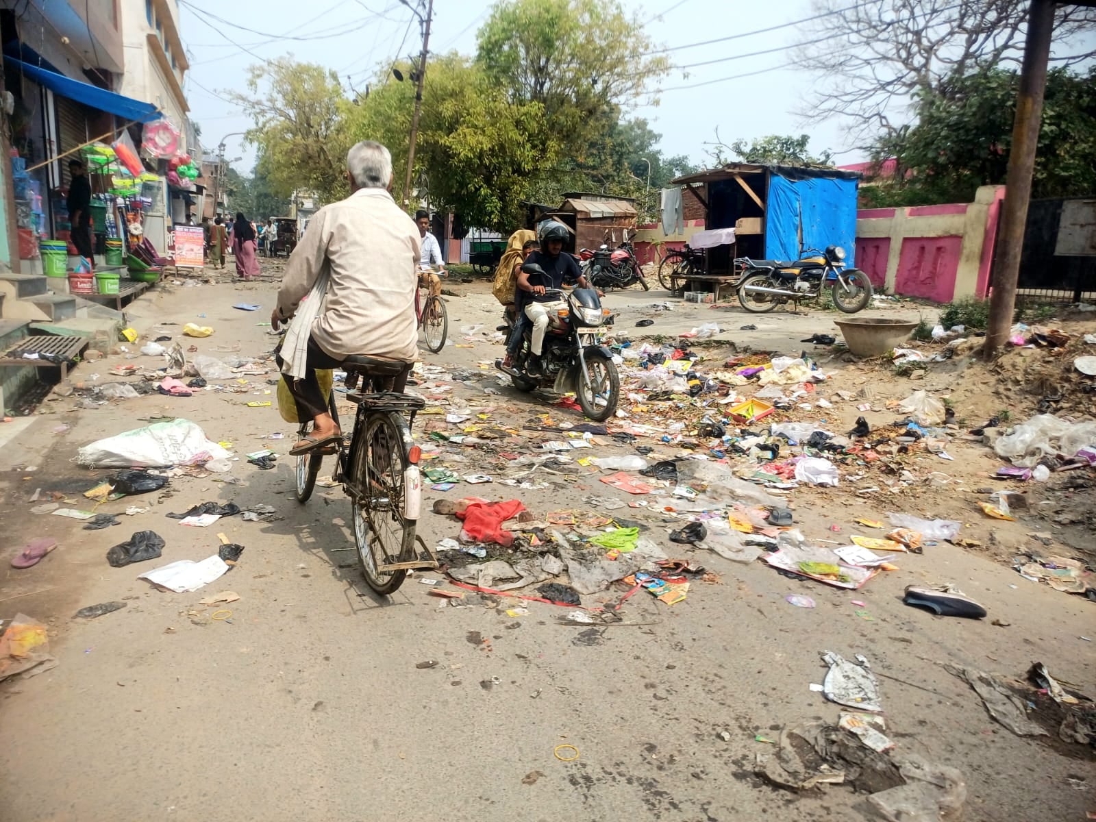 फोटो-30-शाहाबाद में स्टेट बैंक के पास पलटा पड़ा कूड़ादान और बिखरी गंदगी। संवाद फोटो-30-शाहाबाद में स्टेट बैंक के पास पलटा पड़ा कूड़ादान और बिखरी गंदगी। संवाद