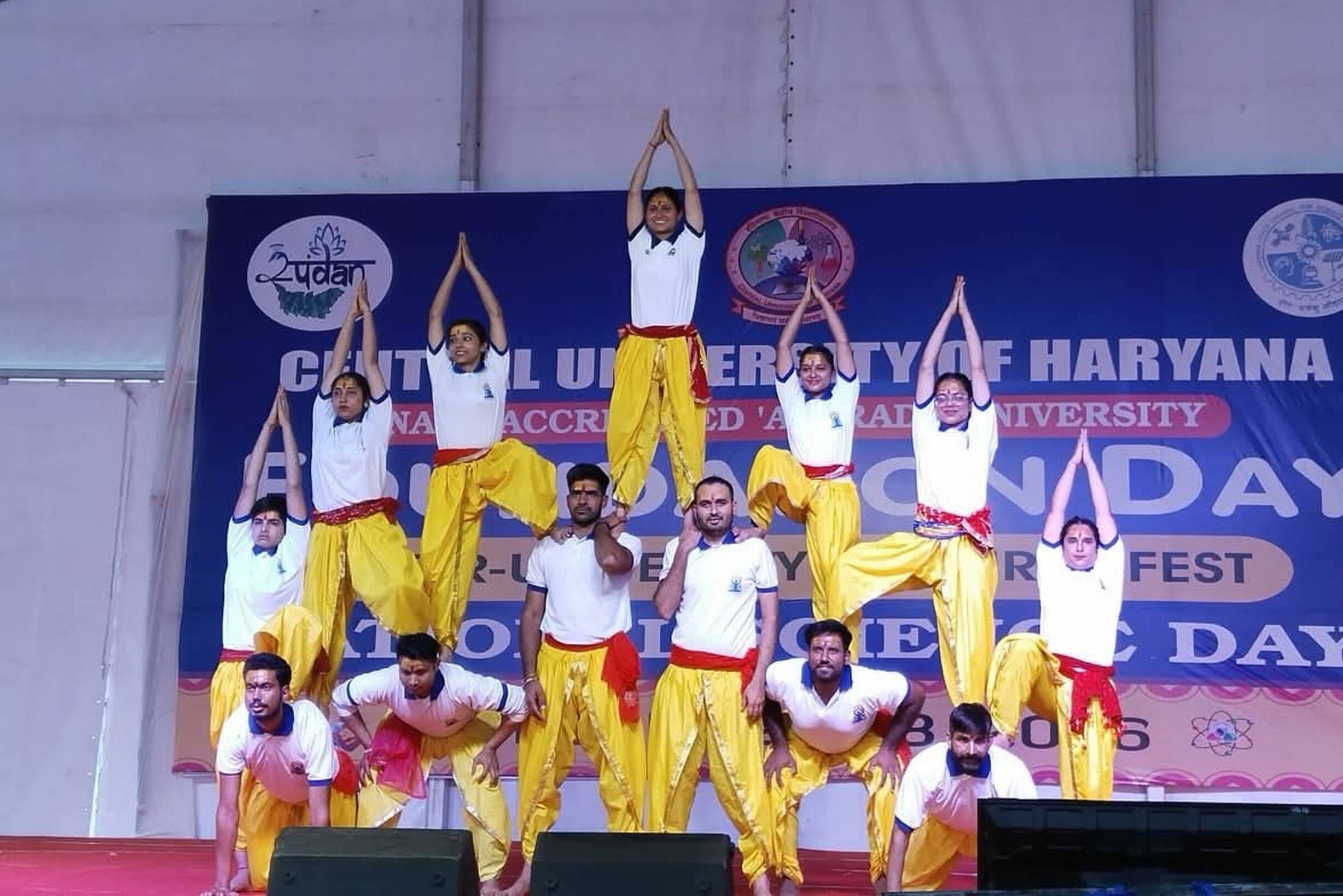 फोटो संख्या:57- हकेंवि के दो दिवसीय वार्षिकोत्सव पर मुख्य अतिथि डॉ. जी सतीश रेड्डी को स्मृति चि फोटो संख्या:57- हकेंवि के दो दिवसीय वार्षिकोत्सव पर मुख्य अतिथि डॉ. जी सतीश रेड्डी को स्मृति चि