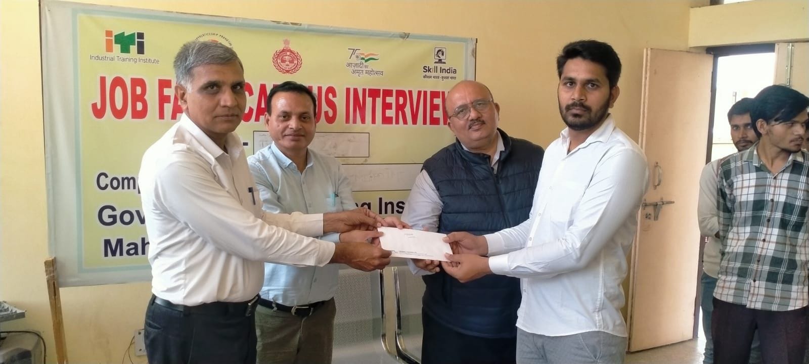 फोटो संख्या:66- राजकीय औद्योगिक प्रशिक्षण संस्थान में आयोजित  रोजगार मेले में युवाओं को जानकार