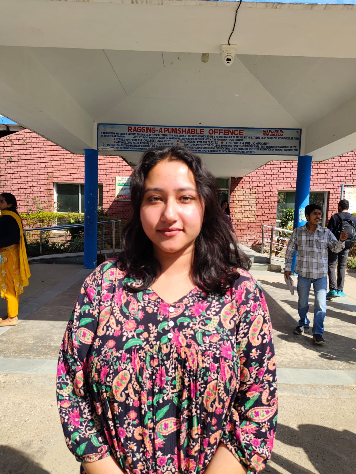 घुमारवीं कॉलेज में आयोजित पुलिस की पाठशाला कार्यक्रम में बच्चों को संबोधित करते डीएसपी घुमारवीं